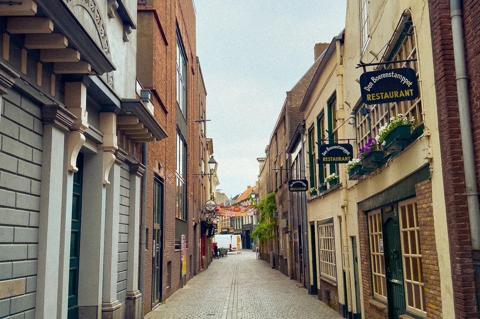Historisch straatje met klinkers in Breda
