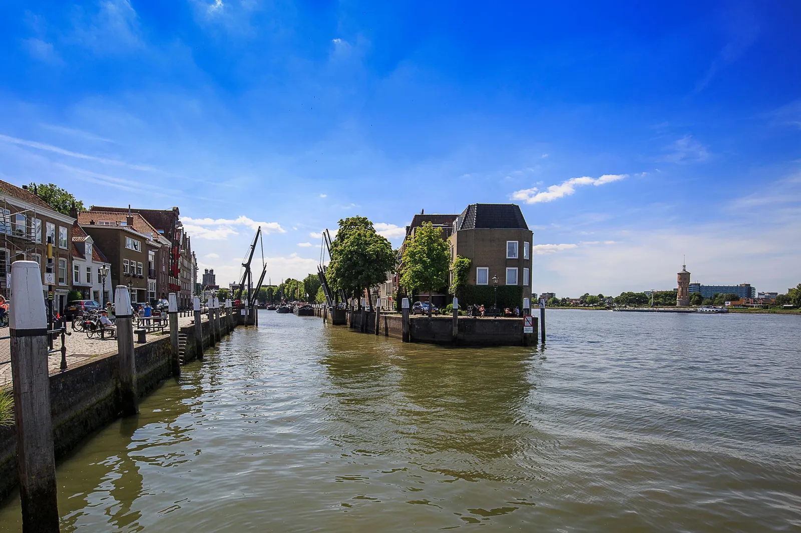 Rivier langs de oude havens van Dordrecht onder een blauwe lucht