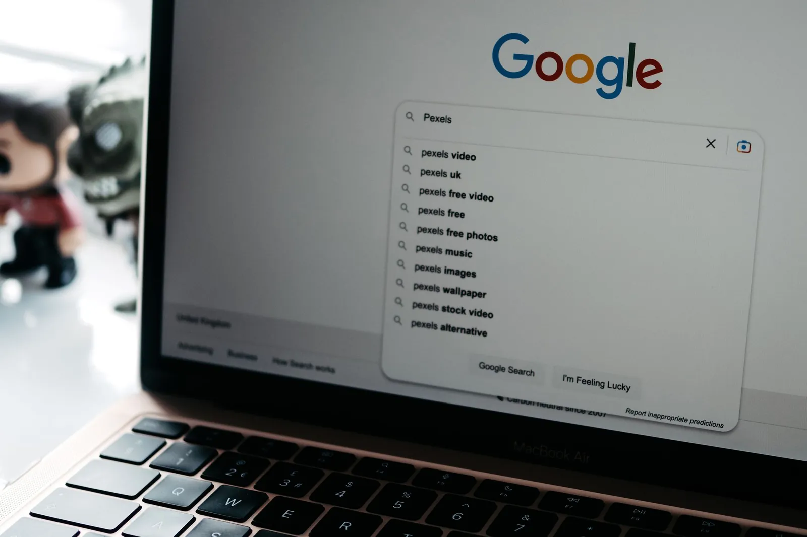 Laptop met de zoekpagina van Google geopend