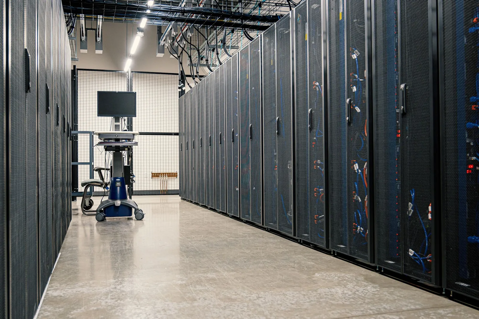 Gang in een datacenter met rijen serverkasten