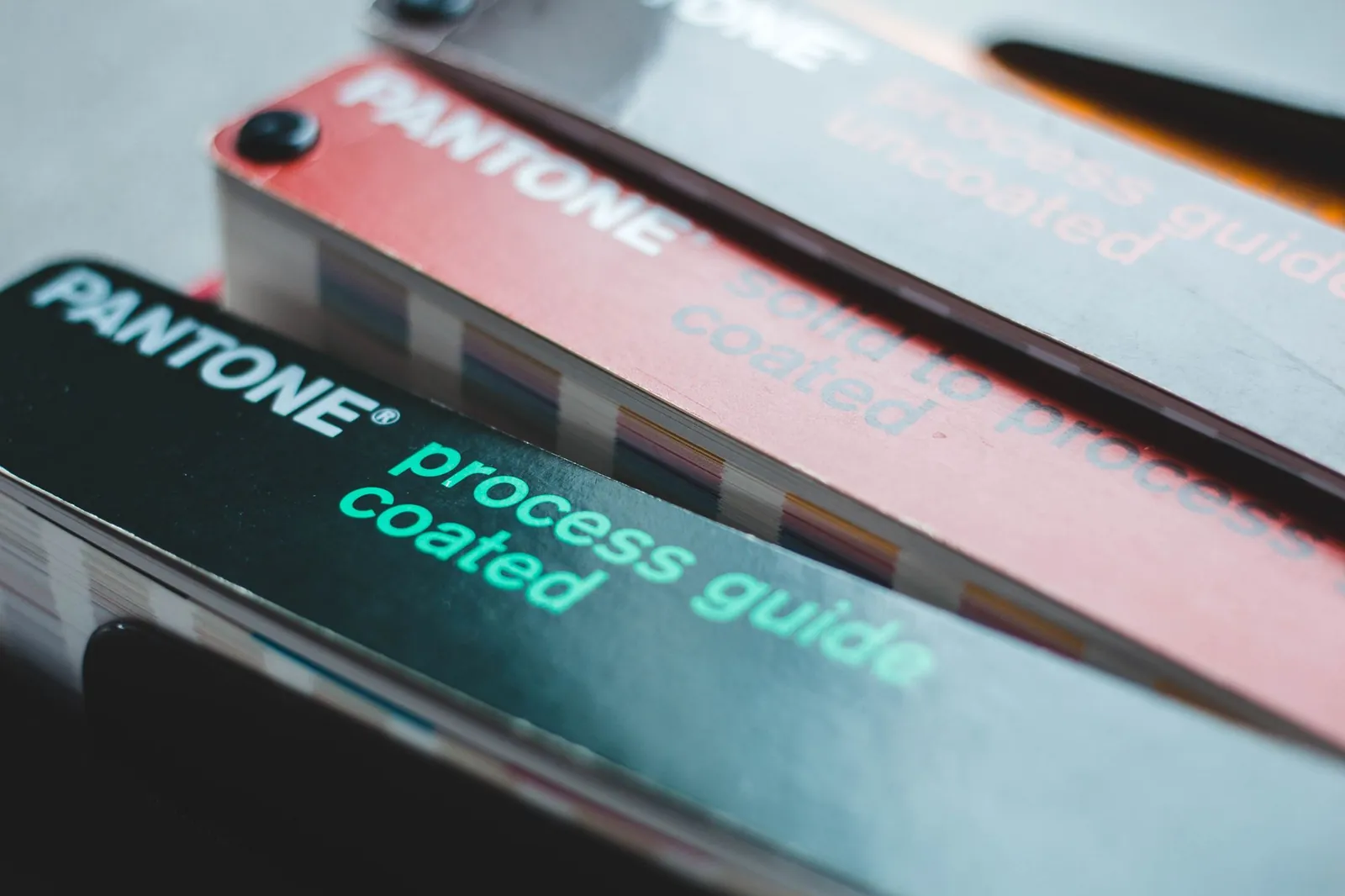 Kleurwaaiers met Pantone-stalen van dichtbij