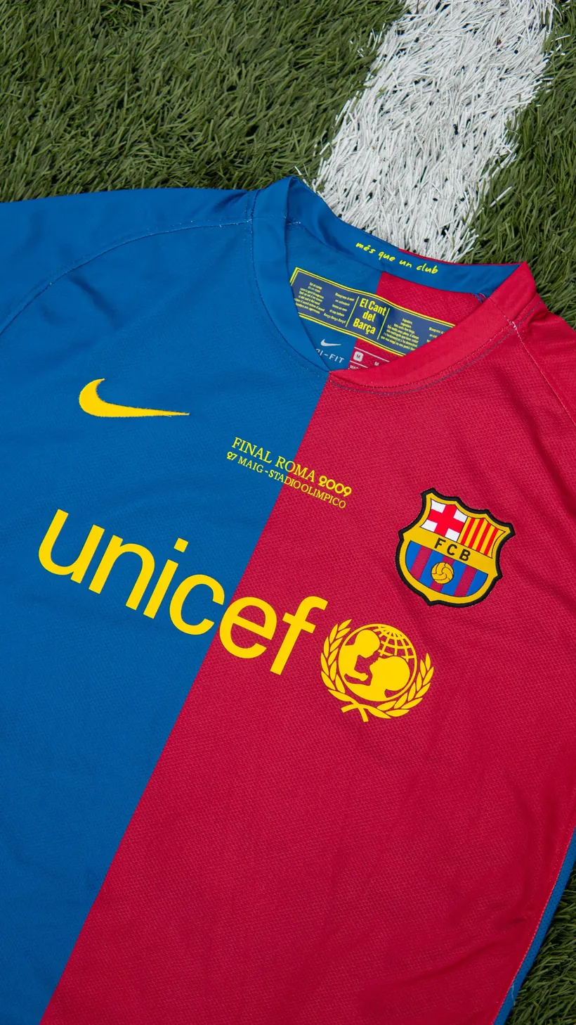 Vintage FC Barcelona-shirt met Unicef-opdruk op een grasveld, productfoto voor ClassicJersey.nl