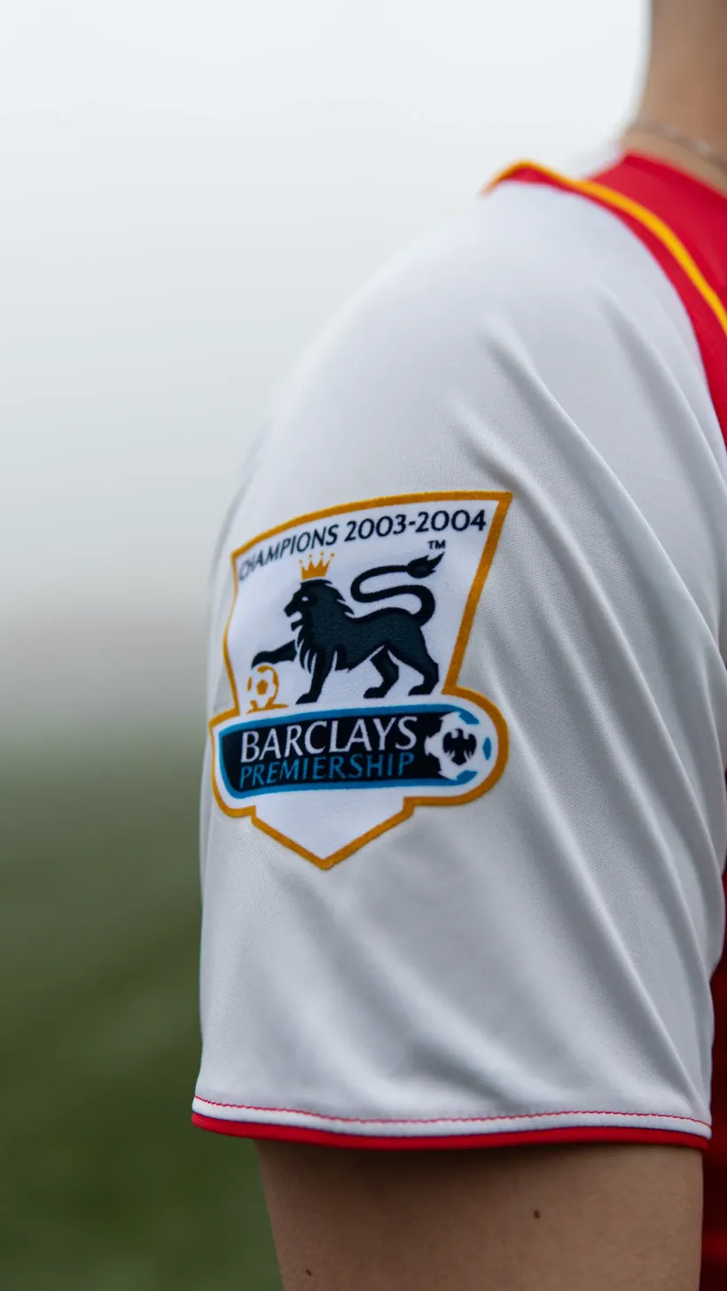 Mouw van een wit retro voetbalshirt met een Premier League-badge uit 2003-2004