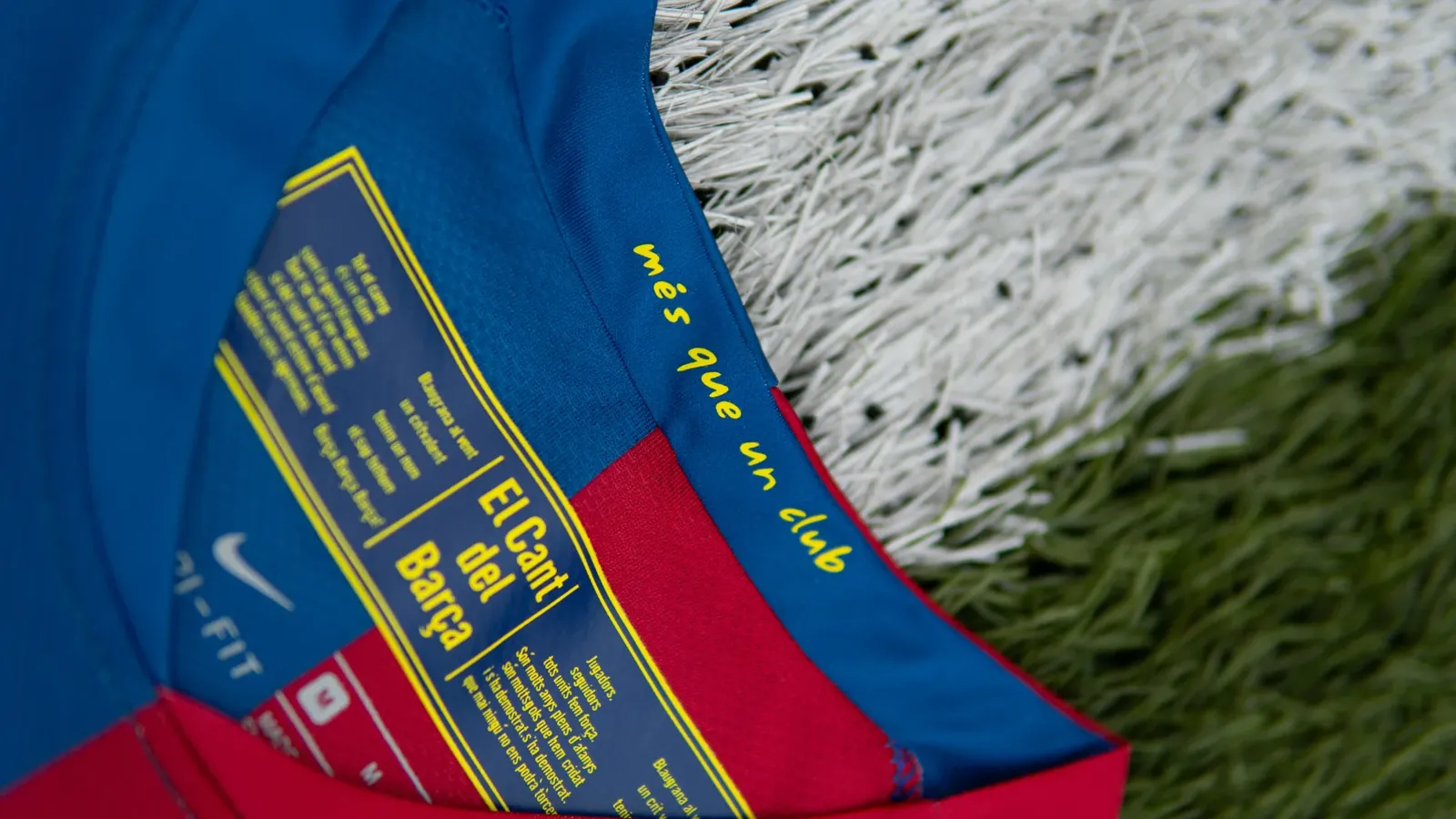 Close-up van een retro voetbalshirt op kunstgras, productfoto van Jumpshot voor ClassicJersey.nl