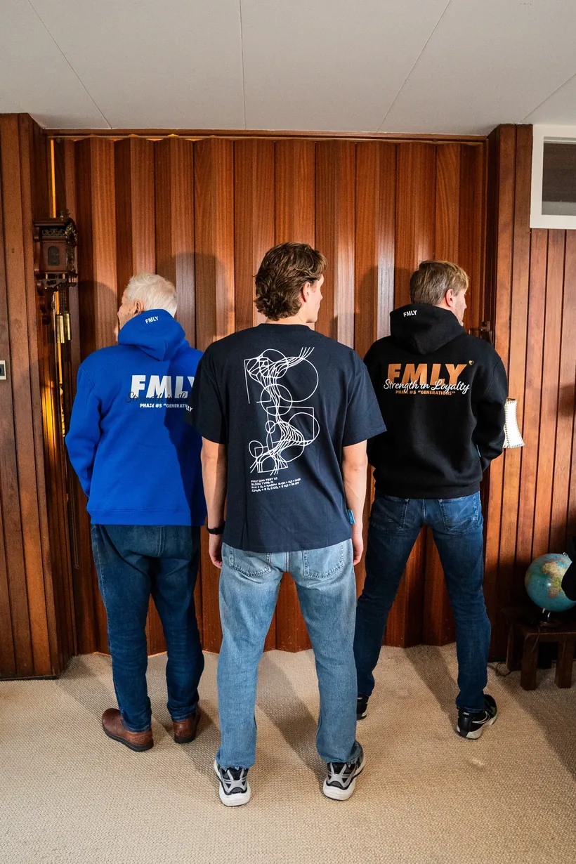 Drie modellen van achteren in hoodies en een T-shirt uit de collectie van FMLY