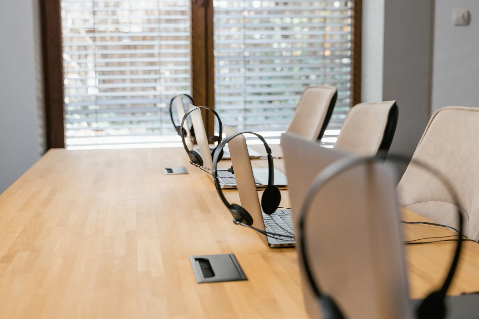 Kantoor met laptops en headsets klaar voor klantenservice