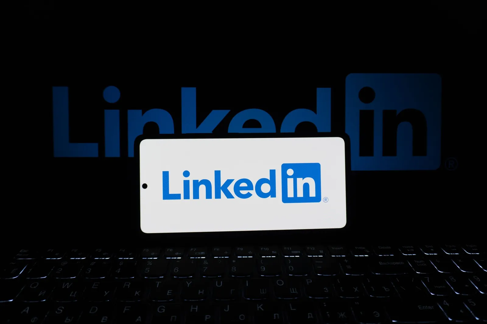 Telefoon met het LinkedIn-logo voor een laptop