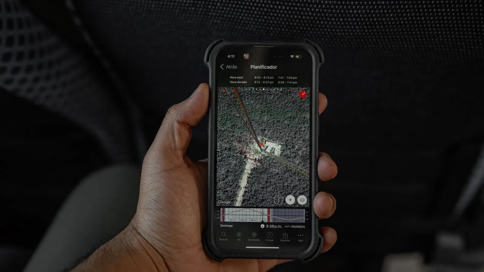 Hand met een telefoon waarop een kaart met locaties staat