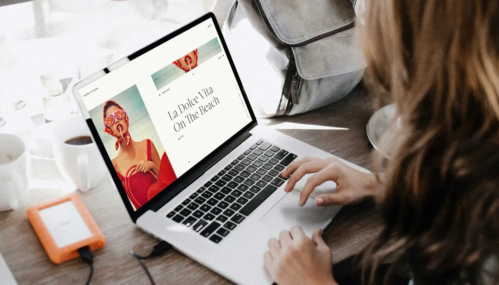 Nieuwe website open op een laptop
