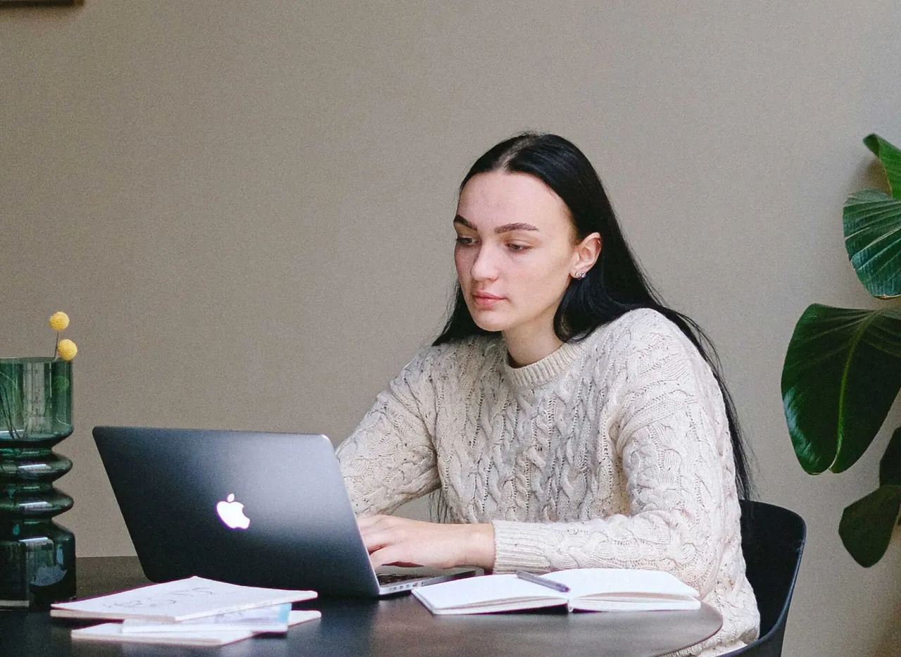 Twee mensen werken samen aan een ontwerp op een laptop