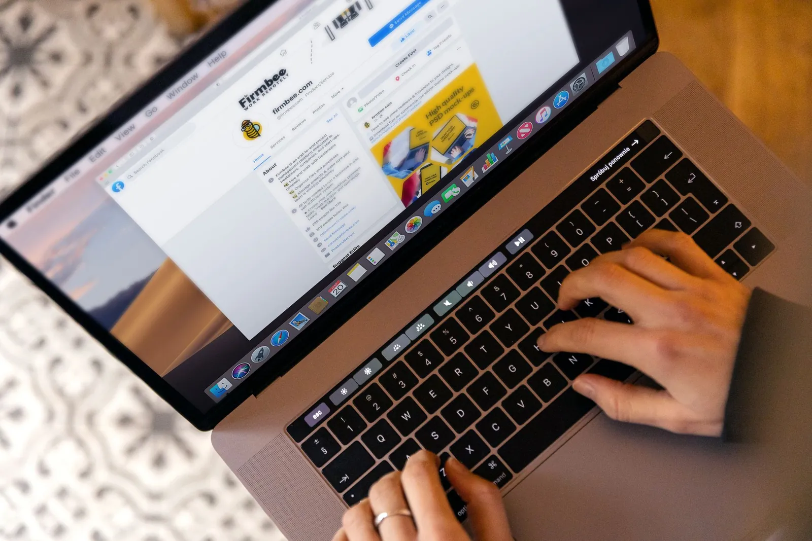Handen typen op een laptop met een webshoppagina op het scherm