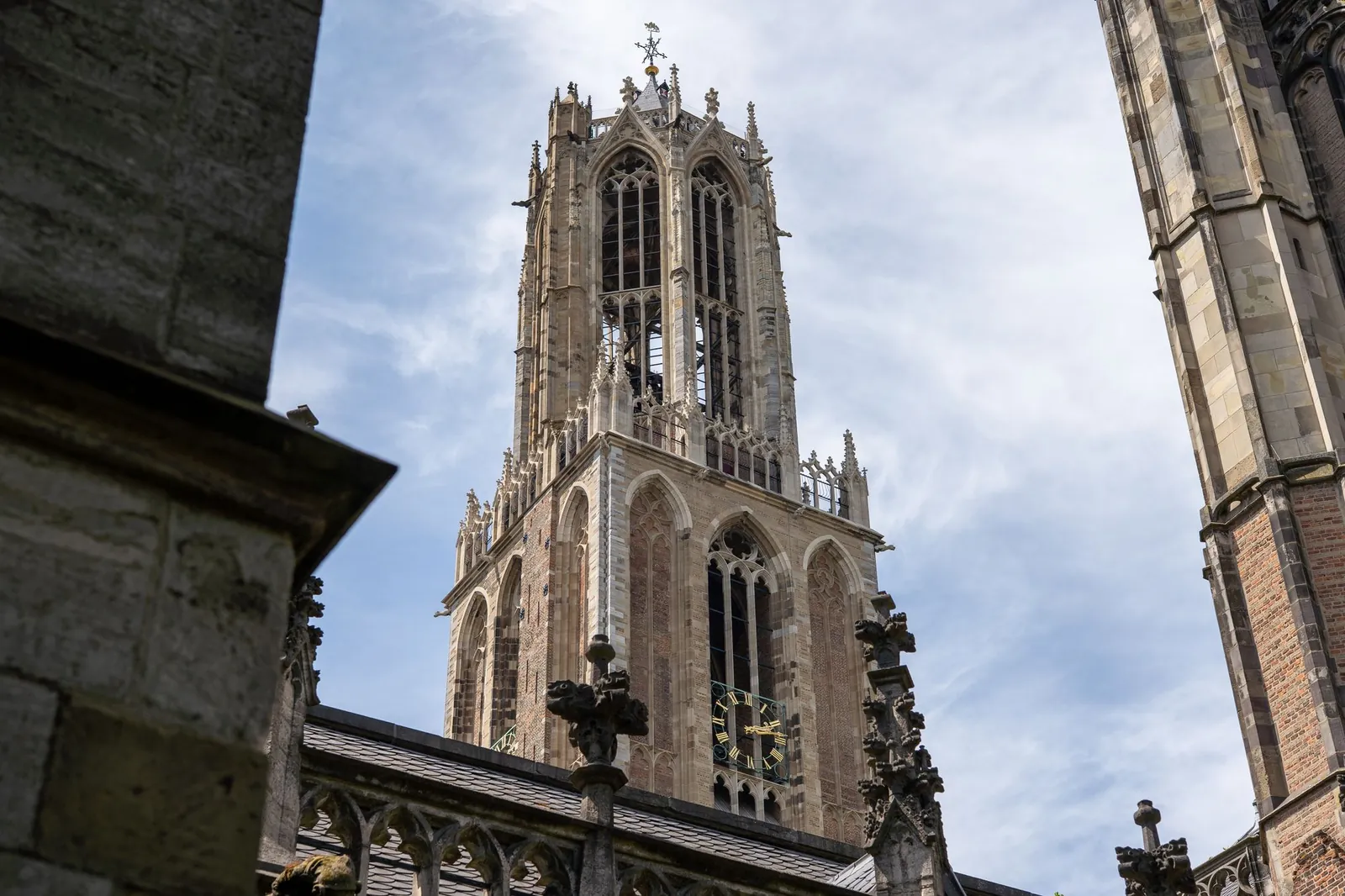De Domtoren van Utrecht tegen een blauwe lucht