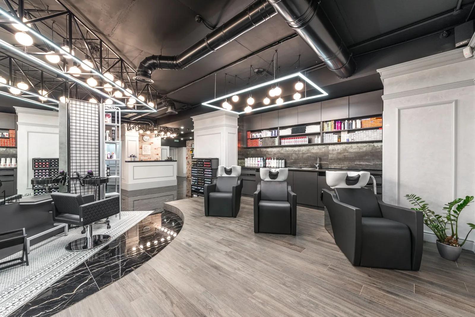 Modern kapsalon-interieur met stoelen, spiegels en wasbakken