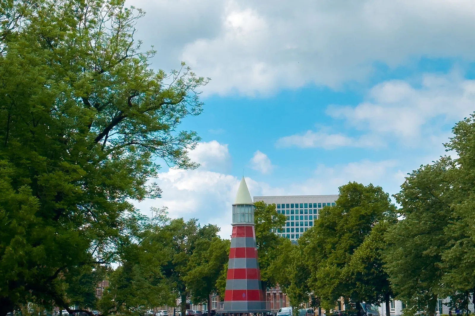 Singel met bomen en een rood-witte toren in Breda