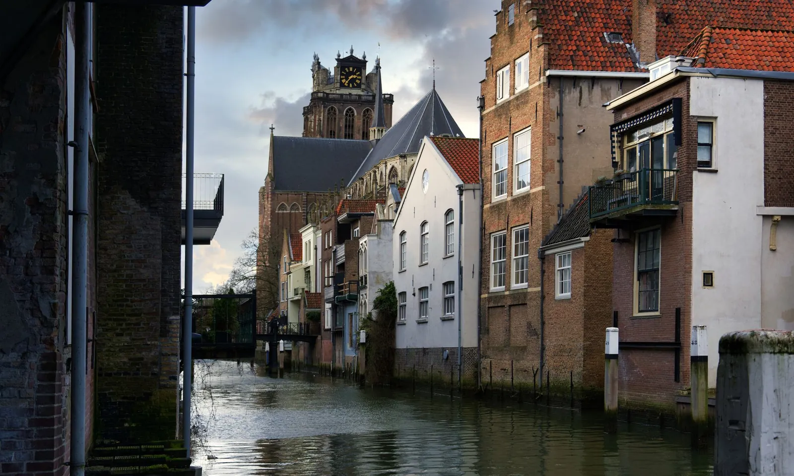 Gracht in de binnenstad van Dordrecht met de Grote Kerk op de achtergrond