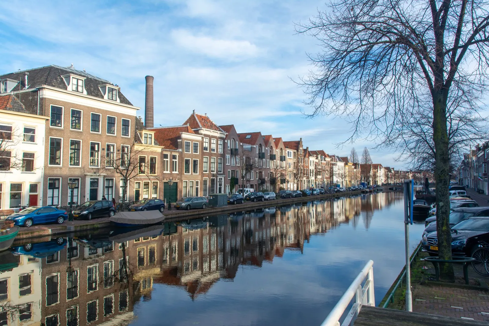 Gracht in Leiden met historische panden die in het water weerspiegelen