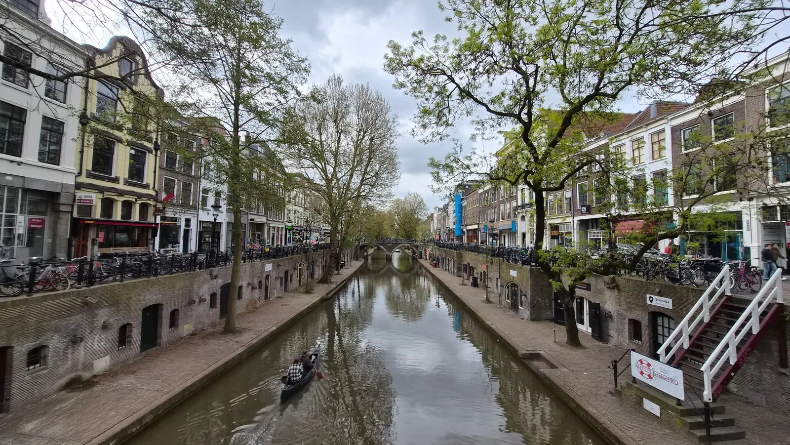 De Oudegracht in Utrecht met werfkelders en bomen langs het water