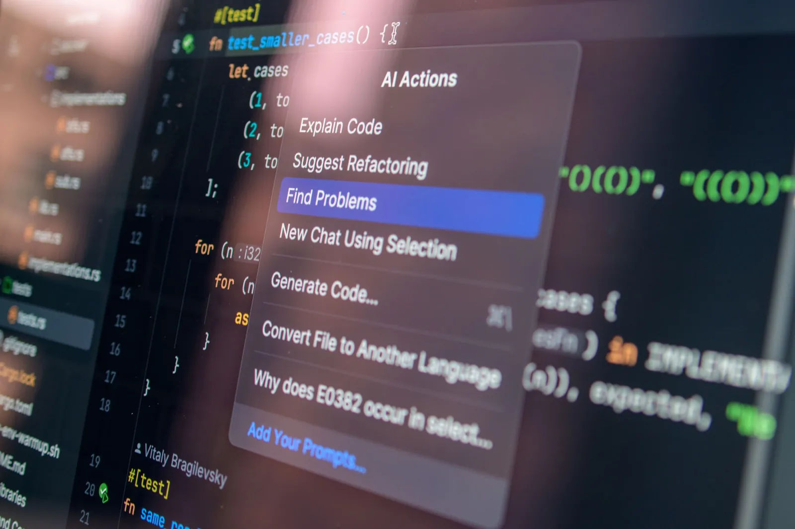 Beeldscherm met code en een menu met AI-acties zoals code uitleggen en problemen zoeken