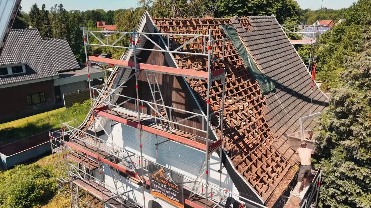 Dak in aanbouw vanuit de lucht, uit de video van KVO Daktotaal & Bouw